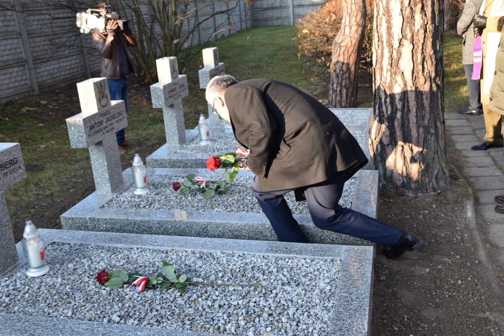 Uroczystość poświęcenia 17 grobów żołnierzy Wojska Polskiego w ramach obchodów Narodowego Święta Niepodległości w Lublińcu. Fot. Jan Kwaśniewicz/IPN