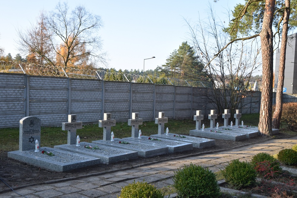 Uroczystość poświęcenia 17 grobów żołnierzy Wojska Polskiego w ramach obchodów Narodowego Święta Niepodległości w Lublińcu. Fot. Jan Kwaśniewicz/IPN