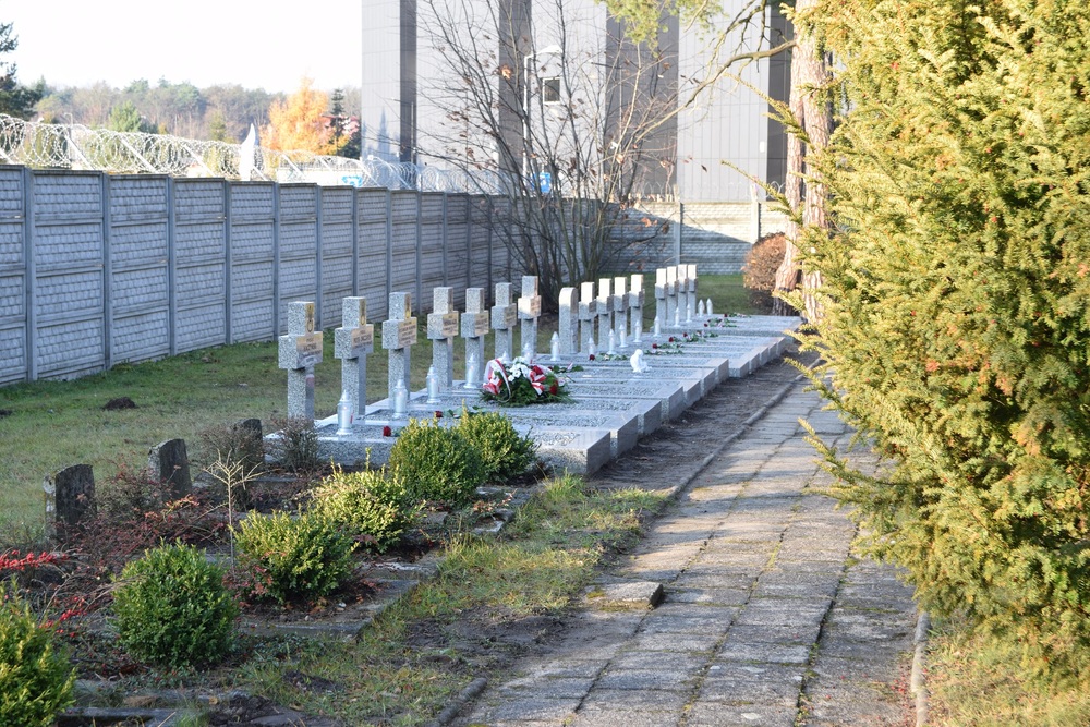 Uroczystość poświęcenia 17 grobów żołnierzy Wojska Polskiego w ramach obchodów Narodowego Święta Niepodległości w Lublińcu. Fot. Jan Kwaśniewicz/IPN