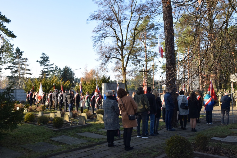 Uroczystość poświęcenia 17 grobów żołnierzy Wojska Polskiego w ramach obchodów Narodowego Święta Niepodległości w Lublińcu. Fot. Jan Kwaśniewicz/IPN