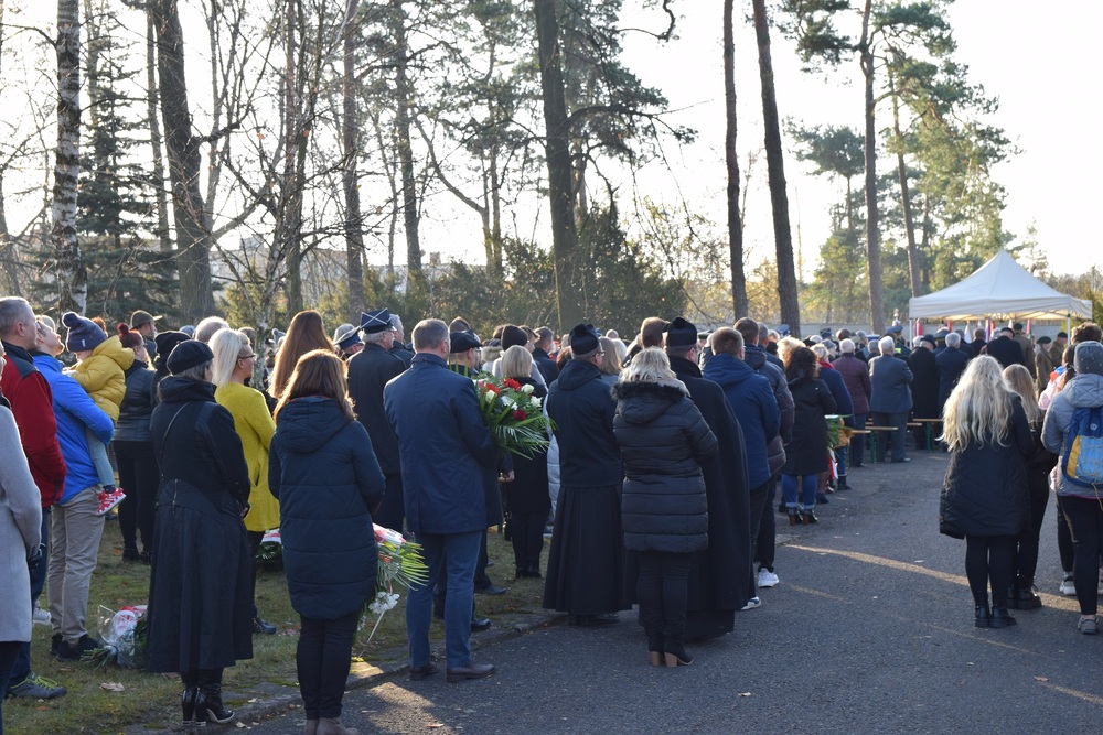 Uroczystość poświęcenia 17 grobów żołnierzy Wojska Polskiego w ramach obchodów Narodowego Święta Niepodległości w Lublińcu. Fot. Jan Kwaśniewicz/IPN