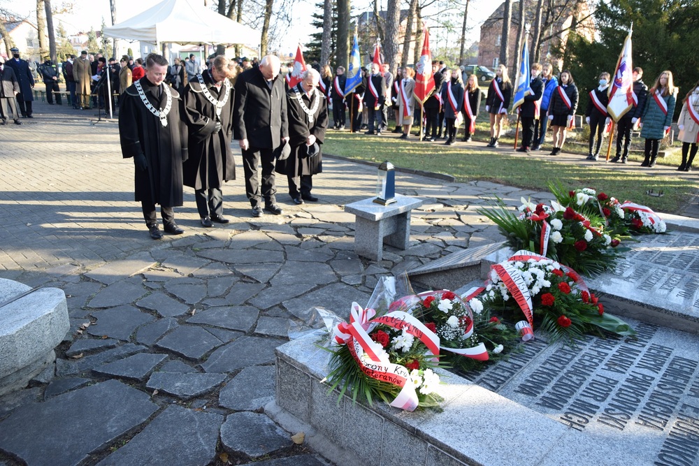 Uroczystość poświęcenia 17 grobów żołnierzy Wojska Polskiego w ramach obchodów Narodowego Święta Niepodległości w Lublińcu. Fot. Jan Kwaśniewicz/IPN