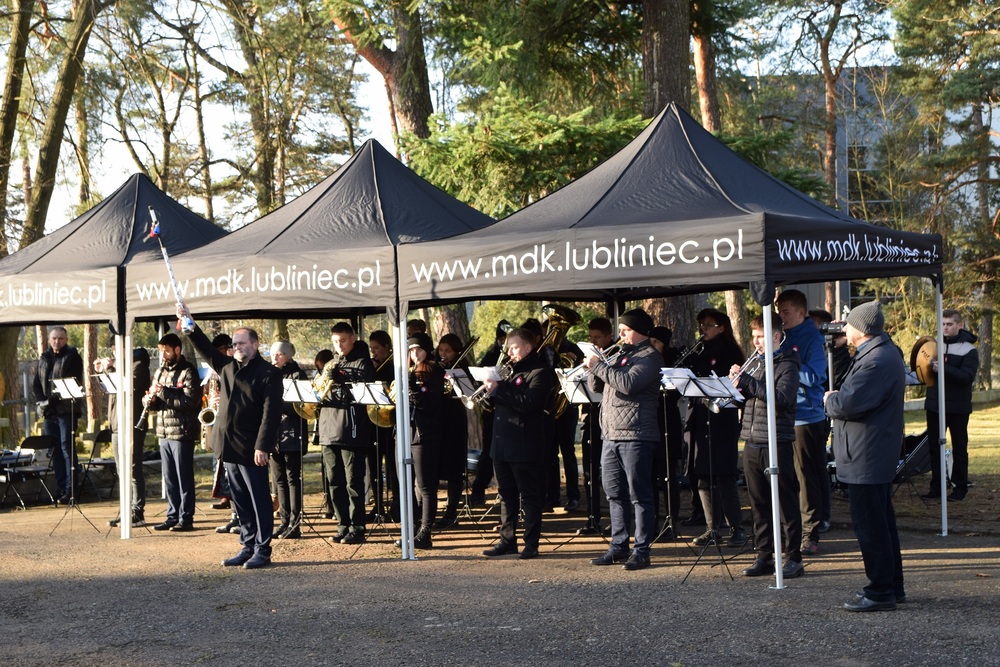 Uroczystość poświęcenia 17 grobów żołnierzy Wojska Polskiego w ramach obchodów Narodowego Święta Niepodległości w Lublińcu. Fot. Jan Kwaśniewicz/IPN