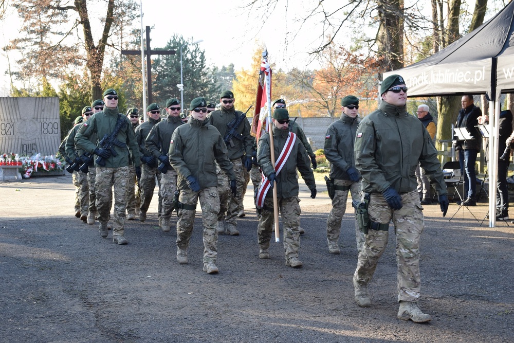Uroczystość poświęcenia 17 grobów żołnierzy Wojska Polskiego w ramach obchodów Narodowego Święta Niepodległości w Lublińcu. Fot. Jan Kwaśniewicz/IPN