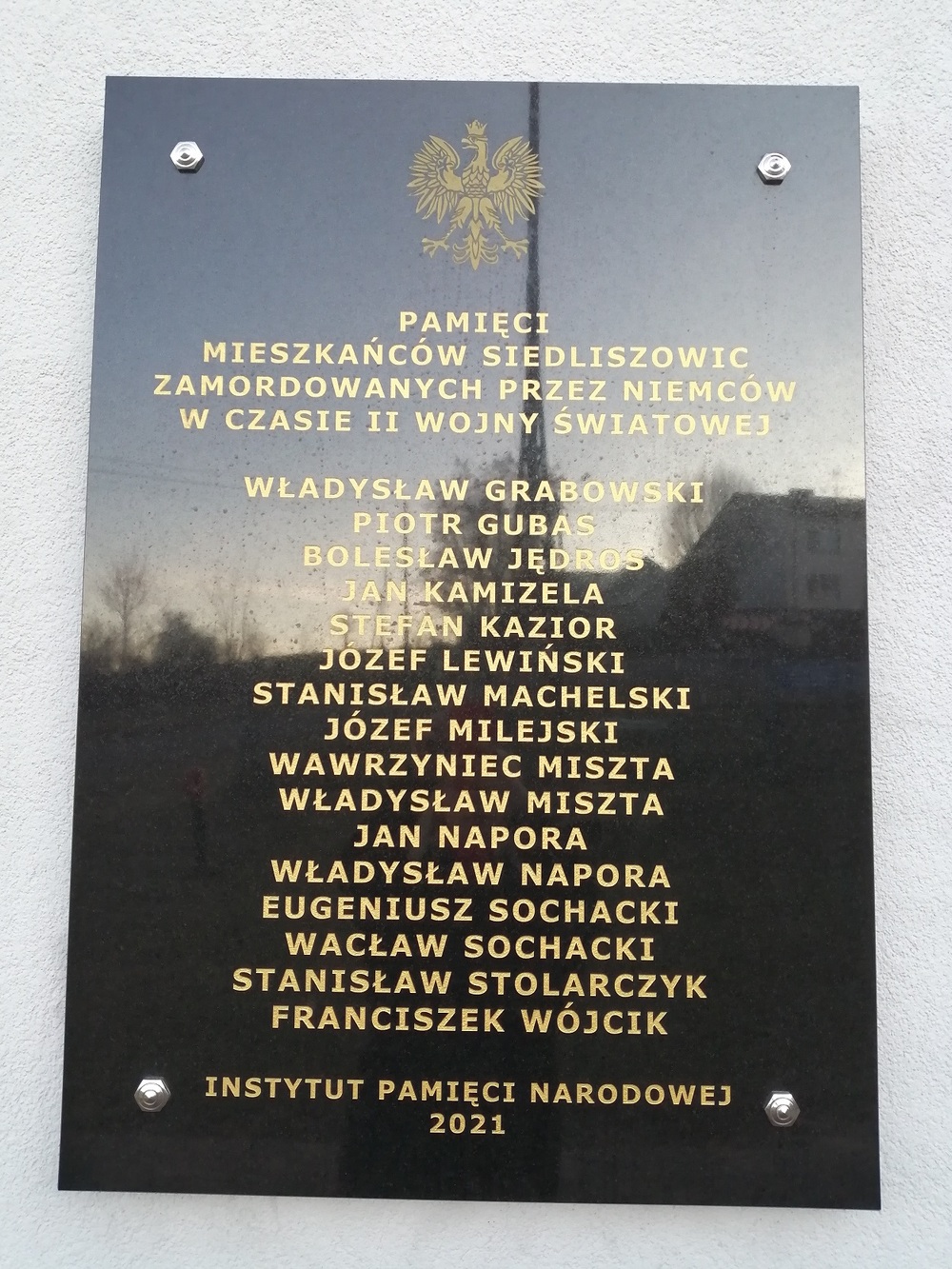 Tablica upamiętniająca zamordowanych w czasie II wojny światowej mieszkańców Siedliszowic.