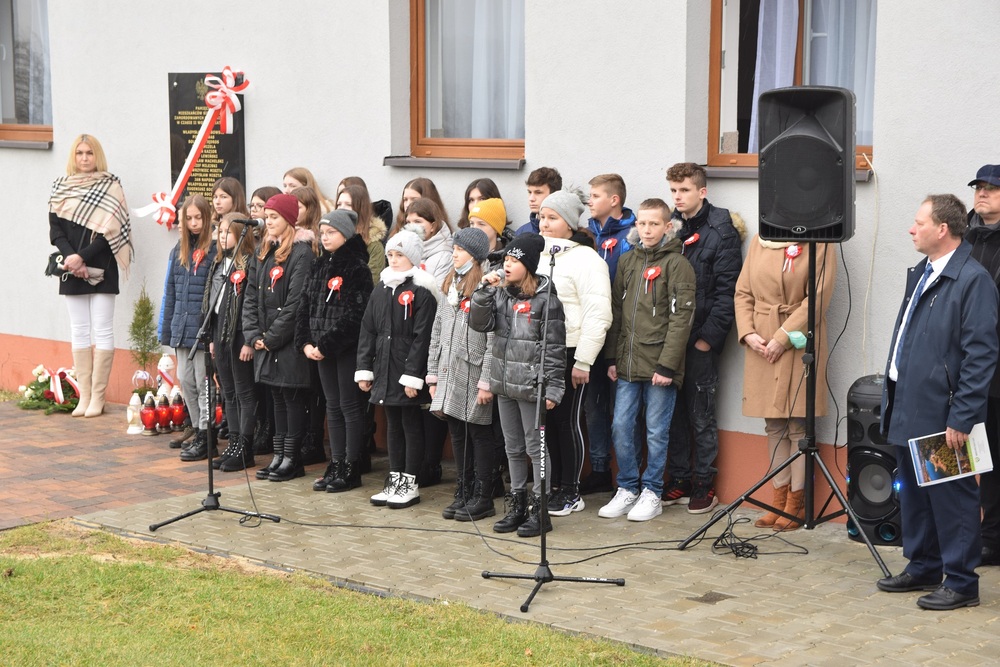 Odsłonięcie tablicy upamiętniającej zamordowanych w czasie II wojny światowej mieszkańców Siedliszowic. Fot. Danuta Mikoda/IPN