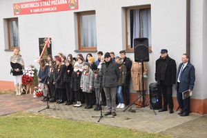 Odsłonięcie tablicy upamiętniającej zamordowanych w czasie II wojny światowej mieszkańców Siedliszowic. Fot. Danuta Mikoda/IPN