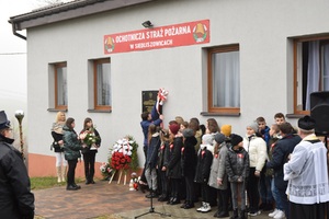 Odsłonięcie tablicy upamiętniającej zamordowanych w czasie II wojny światowej mieszkańców Siedliszowic. Fot. Danuta Mikoda/IPN