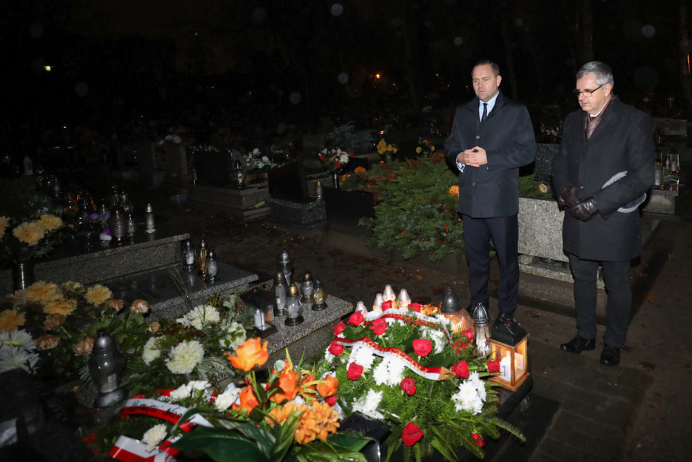 16 grudnia 2021 r. Prezes IPN dr Karol Nawrocki oraz dr Andrzej Sznajder, dyrektor Oddziału IPN w Katowicach złożyli kwiaty na grobie Józefa Czekalskiego. Fot. Mikołaj Bujak/IPN