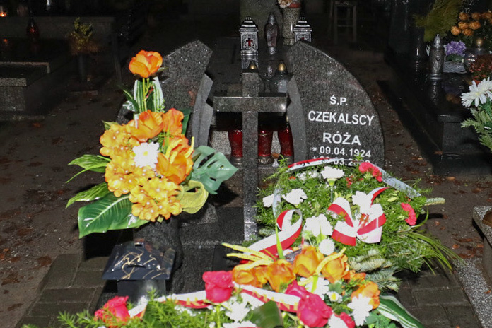 16 grudnia 2021 r. Prezes IPN dr Karol Nawrocki oraz dr Andrzej Sznajder, dyrektor Oddziału IPN w Katowicach złożyli kwiaty na grobie Józefa Czekalskiego. Fot. Mikołaj Bujak/IPN