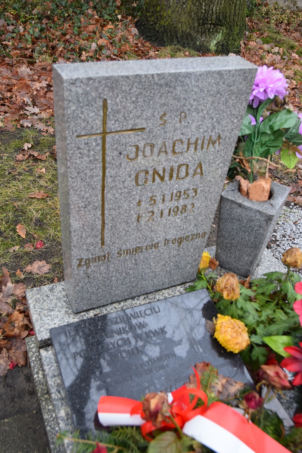 Na grobie Joachima Gnidy złożył Jan Kwaśniewicz, naczelnik OBUWiM IPN w Katowicach.