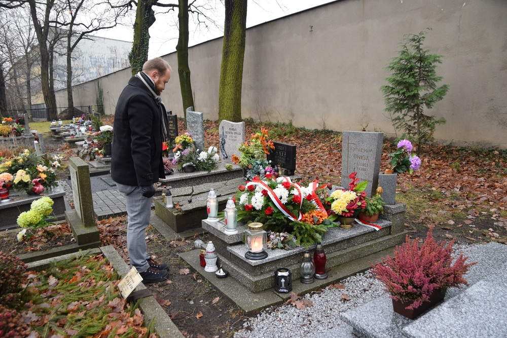 Na grobie Joachima Gnidy złożył Jan Kwaśniewicz, naczelnik OBUWiM IPN w Katowicach.