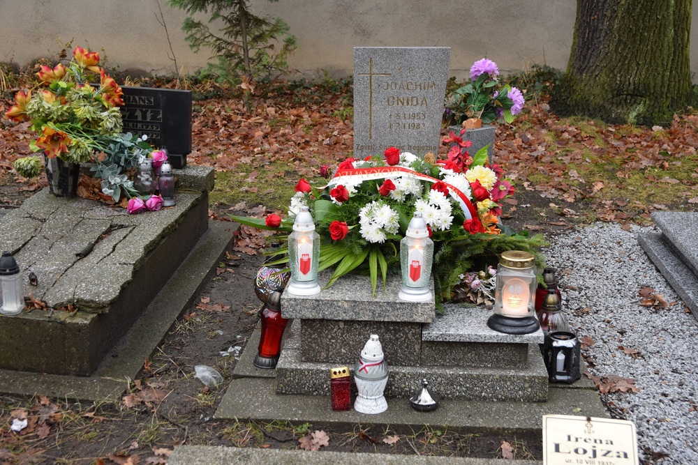 Na grobie Joachima Gnidy złożył Jan Kwaśniewicz, naczelnik OBUWiM IPN w Katowicach.