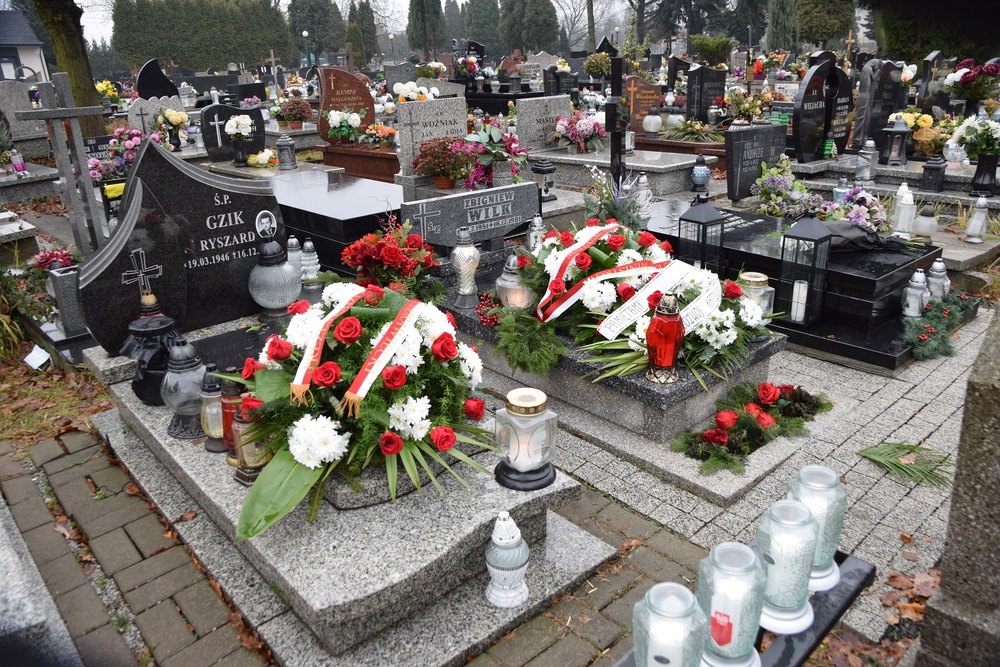 Kwiaty na grobie Ryszarda Gzika złożył Jan Kwaśniewicz, naczelnik OBUWiM IPN w Katowicach.