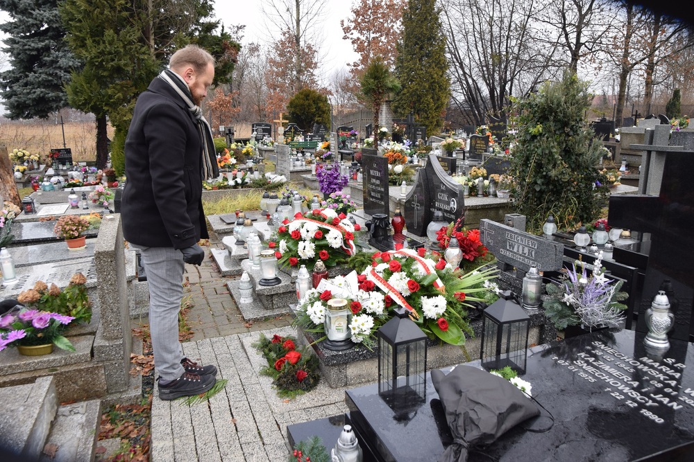 Kwiaty na grobie Ryszarda Gzika złożył Jan Kwaśniewicz, naczelnik OBUWiM IPN w Katowicach.