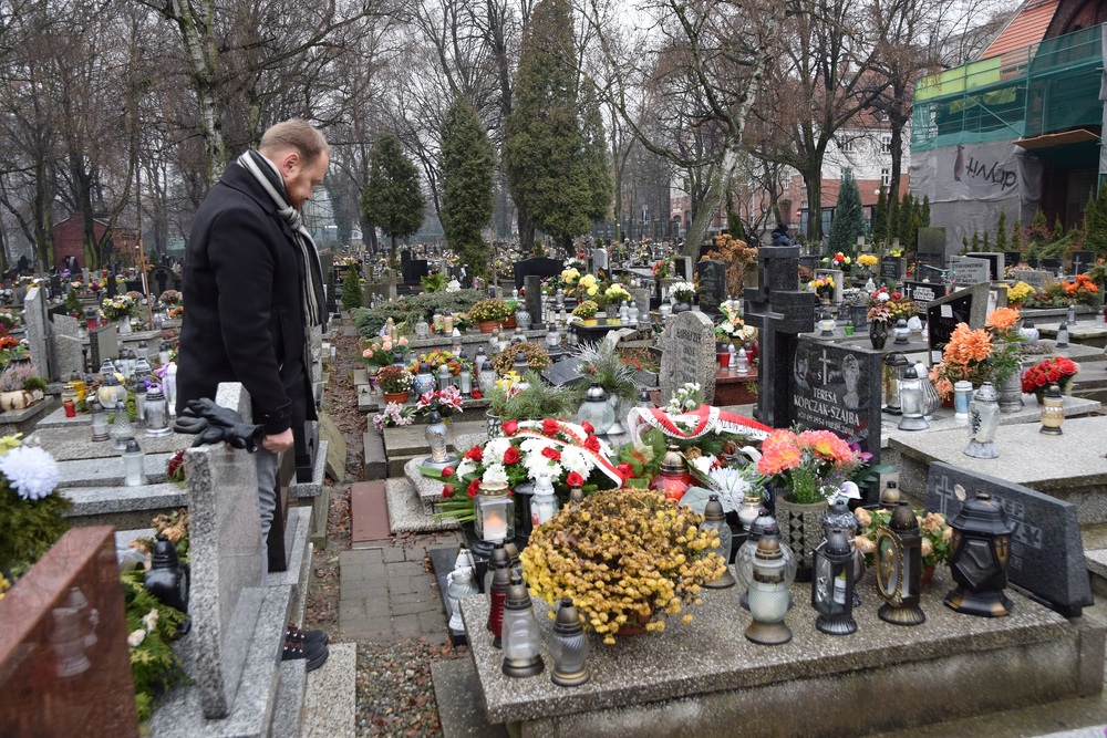 Kwiaty na grobie Bogusława Kopczaka złożył Jan Kwaśniewicz, naczelnik OBUWiM IPN w Katowicach.