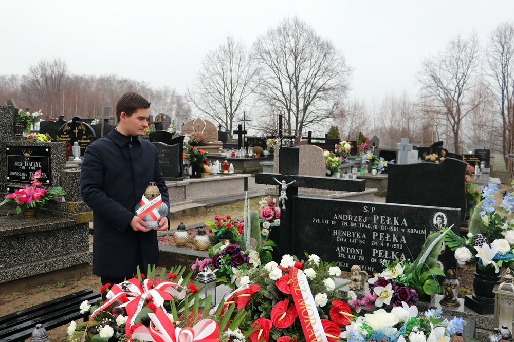 16 grudnia 2021 r. pracownicy OBUWiM IPN w Łodzi udali się do Niedośpielina (pow. radomszczański, woj. łódzkie), gdzie oddając hołd ofiarom pacyfikacji, na miejscowym cmentarzu zapalili znicz na grobie Andrzeja Pełki, najmłodszego z zabitych oraz złożyli kwiaty pod pomnikiem upamiętniającym wszystkich górników. Fot. Patrycja Resel/OBUWiM Łódź