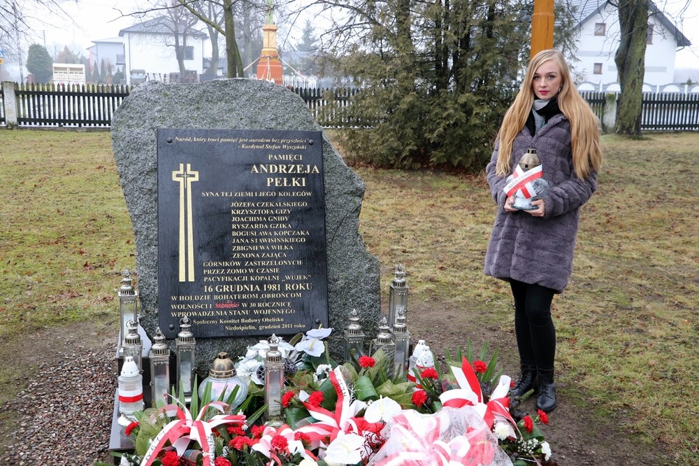 16 grudnia 2021 r. pracownicy OBUWiM IPN w Łodzi udali się do Niedośpielina (pow. radomszczański, woj. łódzkie), gdzie oddając hołd ofiarom pacyfikacji, na miejscowym cmentarzu zapalili znicz na grobie Andrzeja Pełki, najmłodszego z zabitych oraz złożyli kwiaty pod pomnikiem upamiętniającym wszystkich górników. Fot. Patrycja Resel/OBUWiM Łódź