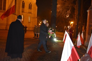 Na zakończenie uroczystości złożono kwiaty w Golgocie Wschodu, w której upamiętniono najważniejsze wydarzenia z historii  Polski. Fot. Monika Kobylańska/IPN