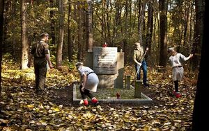 Harcerki i Harcerze z Boguszowickiego Stowarzyszenia Społeczno–Kulturalnego „Ślady" uporządkowali symboliczny grób  w panewnickich lasach.