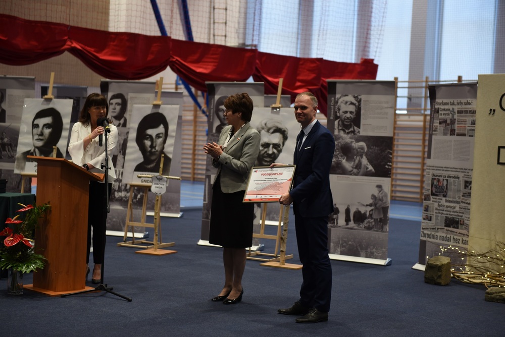 Podsumowanie projektu edukacyjnego „1981 – Gdy gaśnie pamięć ludzka, dalej mówią kamienie – 13.12.1981 – Pamiętamy!”