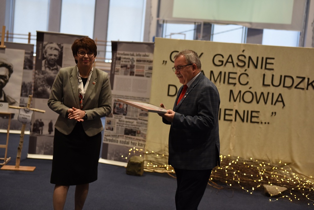 Podsumowanie projektu edukacyjnego „1981 – Gdy gaśnie pamięć ludzka, dalej mówią kamienie – 13.12.1981 – Pamiętamy!”