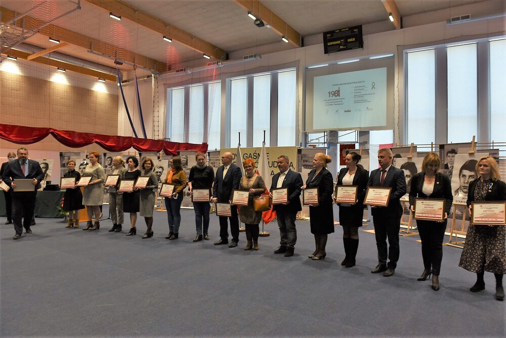 Podsumowanie projektu edukacyjnego „1981 – Gdy gaśnie pamięć ludzka, dalej mówią kamienie – 13.12.1981 – Pamiętamy!”