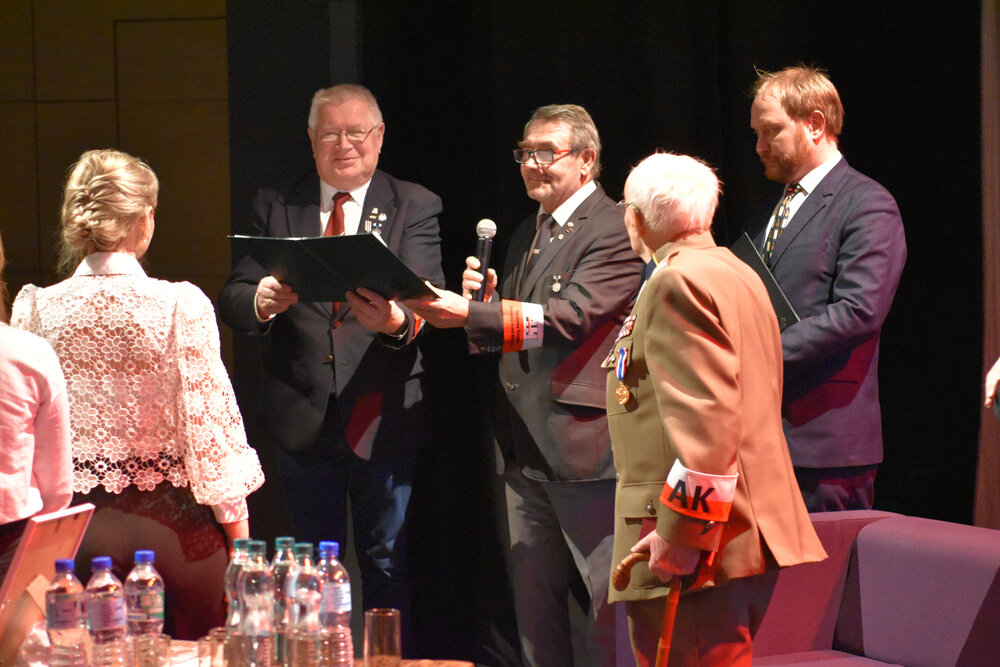 Spotkanie z żołnierzami AK w 80. rocznicę przekształcenia Związku Walki Zbrojnej w Armię Krajową w Sosnowcu. Fot. Krzysztof Łojko/IPN