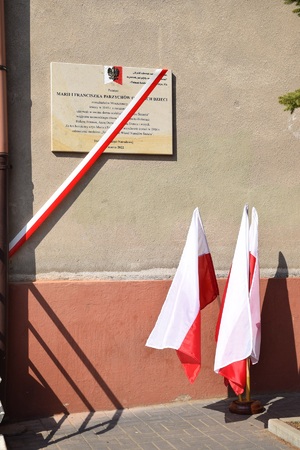 Odsłonięcie tablicy upamiętniającej Marię i Franciszka Parzychów w Jastrzbiu-Zdroju. Fot. Danuta Mikoda/IPN