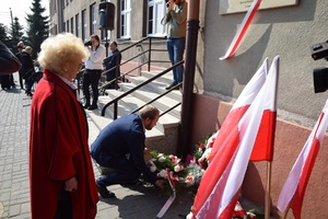 Odsłonięcie tablicy upamiętniającej Marię i Franciszka Parzychów w Jastrzbiu-Zdroju. Fot. Danuta Mikoda/IPN