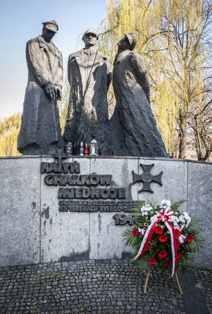 W 82. rocznicę zbrodni katyńskiej 13 kwietnia 2022 r. Ryszard Mozgol, naczelnik OBEN IPN w Katowicach złożył kwiaty pod Pomnikiem Ofiar Katynia w Katowicach. Fot. Aleksandra Korol-Chudy