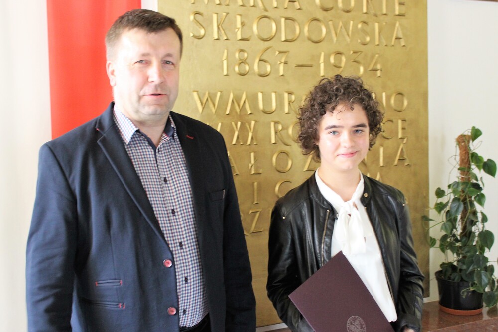 Drugie miejsce zajęła Zuzanna Janusz, drugoklasistka z Liceum Ogólnokształcącego im. Marii Skłodowskiej-Curie w Czechowicach-Dziedzicach. Na zdjęciu wraz ze swym nauczycielem Wojciechem Januszem.