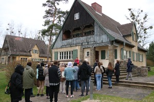 Zwiedzanie Miejsca Pamięci i Przestrogi Ravensbrück - dom komendantów obozu.