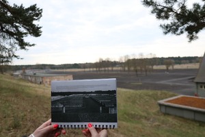 Zwiedzanie Miejsca Pamięci i Przestrogi Ravensbruck - widok na teren obozu - na pierwszym planie zdjęcie historyczne, na którym widać zabudowania.