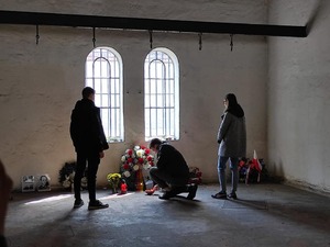 Więzienie Plotzensee - złożenie kwiatów i zapalenie zniczy.