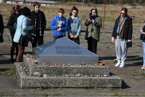 Pod pomnikiem upamiętniającym namiot - kwarantannę dla kobiet przywiezionych do obozu z powstańczej Warszawy (Miejsce Pamięci i Przestrogi Ravensbrück).