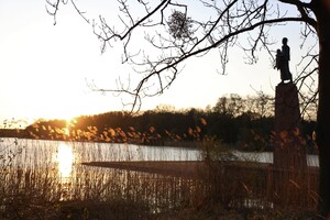 Widok na jezioro Szwedt, do którego wrzucano prochy więźniarek (Miejsce Pamięci i Przestrogi Ravensbrück).