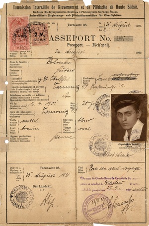 Paszport wystawiony w sierpniu 1921 r. przez Międzysojuszniczą Komisję Rządzącą i Plebiscytową na Górnym Śląsku dla Huberta Kolonko z Tarnowskich Gór oraz pozwolenie udzielone przez Komisję na jego powrót na Górny Śląsk (IPN Ka 036/1379).