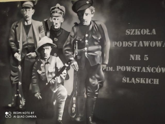 Podsumowanie projektu edukacyjnego „Pamiętamy, szanujemy – oddajemy hołd powstańcom” w Łaziskach Górnych