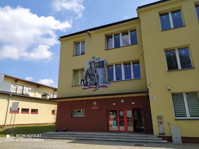 Podsumowanie projektu edukacyjnego „Pamiętamy, szanujemy – oddajemy hołd powstańcom” w Łaziskach Górnych