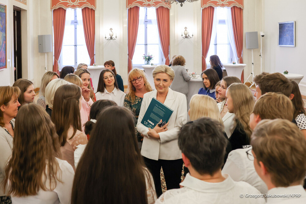 Finaliści konkursu recytatorskiego „W kręgu poezji i prozy lagrowej więźniarek KL Ravensbruck” spotkali się z honorowym patronem projektu, Małżonką Prezydenta RP Agatą Kornhauser-Dudą. Fot. KPRP