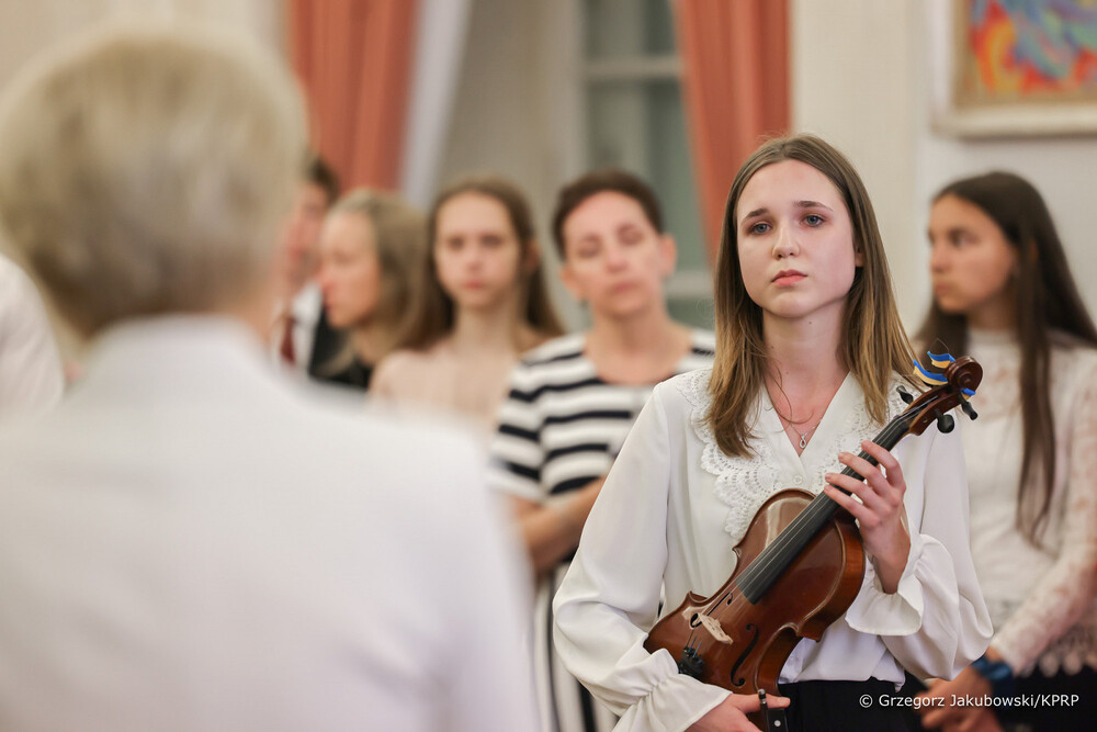 Finaliści konkursu recytatorskiego „W kręgu poezji i prozy lagrowej więźniarek KL Ravensbruck” spotkali się z honorowym patronem projektu, Małżonką Prezydenta RP Agatą Kornhauser-Dudą. Fot. KPRP