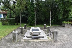 Pomnik upamiętniający pomordowanych i zamęczonych w niemieckich więzieniach i obozach koncentracyjnych w Czeladzi (przed remontem).