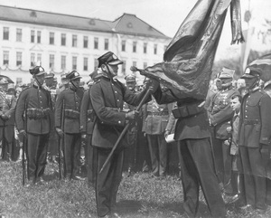 Dekoracja sztandaru Korpusu Kadetów nr 1 we Lwowie Śląskim Krzyżem Zasługi, wrzesień 1931 r. Fot. NAC