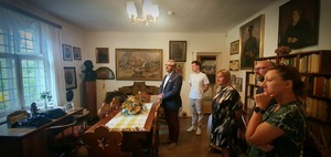 Delegacja katowickiego IPN zwiedziła Muzeum Zofii Kossak-Szatkowskiej w Górkach Wielkich. Fot. Krzysztof Liszka/IPN