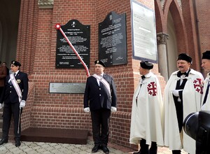 Odsłonięcie tablicy upamiętniającej Sługę Bożego arcybiskupa Jana Cieplaka w Dąbrowie Górniczej. Fot. Jacek Zomer