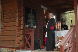 Uroczystość odsłonięcia tablicy upamiętniającej miejsce spotkań modlitewnych żołnierzy Narodowych Sił Zbrojnych - Barania Cisiecka. Fot. J. Lipski