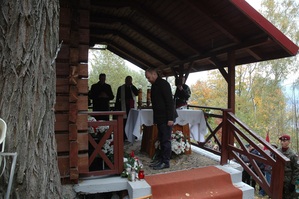 Uroczystość odsłonięcia tablicy upamiętniającej miejsce spotkań modlitewnych żołnierzy Narodowych Sił Zbrojnych - Barania Cisiecka. Fot. J. Lipski