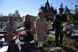 Uroczystość oznaczenia grobu powstańców śląskich por. Jana i Klary Przybyłków znakiem pamięci „Tobie Polsko”.