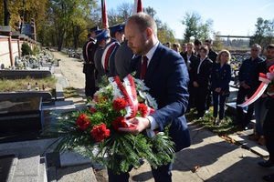 Uroczystość oznaczenia grobu powstańców śląskich por. Jana i Klary Przybyłków znakiem pamięci „Tobie Polsko”.